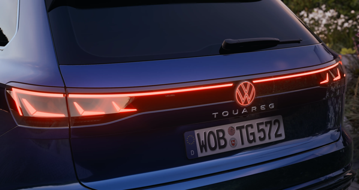 Cụm đèn hậu LED nằm ngang với dải đèn nối liên logo VW phát sáng màu đỏ